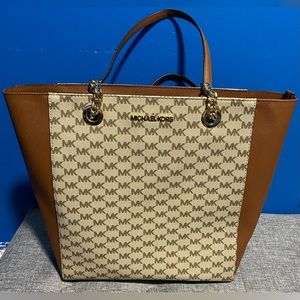 Micheal Kors hand bag in new condition